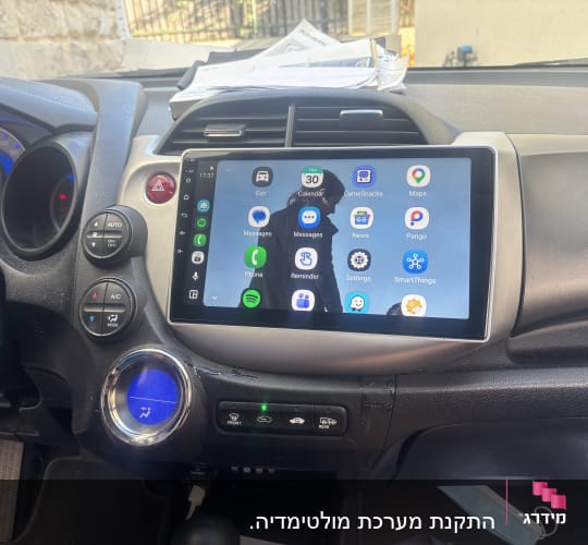 מערכת מולטימדיה ברכב עם מסך מגע ואפליקציות שונות